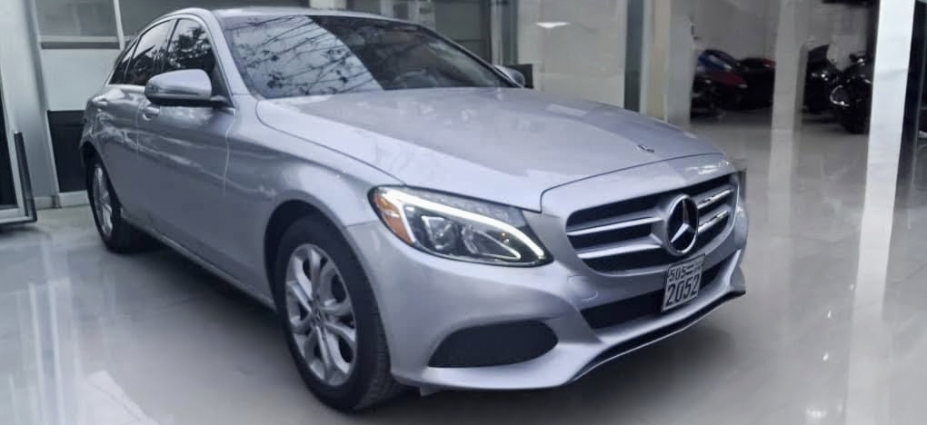 مرسيدس بينز C 300 2018 مستعملة — الزعيم لتجارة السيارات والعقارات — صورة 3 من 8